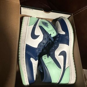 Jordan 1 Mid
Mystic Navy Mint Foam size 10.5 * Used